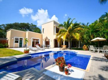 Casa · 425m² · 5 Recámaras · 4 Estacionamientos · Casa en Venta Frente a La Laguna Zona Hotelera Cancún Villas Laguna Mar 9