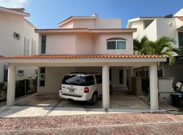 Casa · 450m² · 4 Recámaras · Casa en Renta en Isla Dorada con Alberca