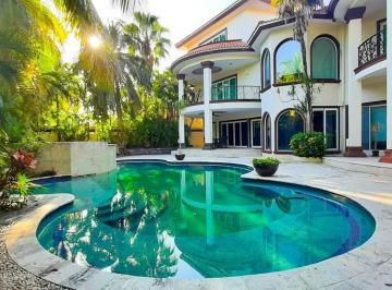 Casa · 1400m² · 5 Recámaras · 4 Estacionamientos · Casa en Venta con Alberca en Cancun Villa Magna