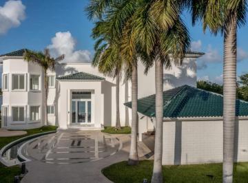 Casa · 790m² · 4 Recámaras · 3 Estacionamientos · Casa en Venta con Lago Al Frente en Fraccionamiento Lagos del Sol