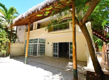 Casa · 380m² · 3 Recámaras · 4 Estacionamientos · Casa en Renta en Isla Sirenas Zona Hotelera Cancun