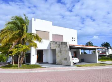 Casa · 414m² · 3 Recámaras · 2 Estacionamientos · Casa en Venta en Isla Que Canta