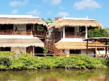 Edificio · 300m² · 4 Recámaras · 4 Estacionamientos · Casa Hotel en Venta con Vista a Laguna en Holbox