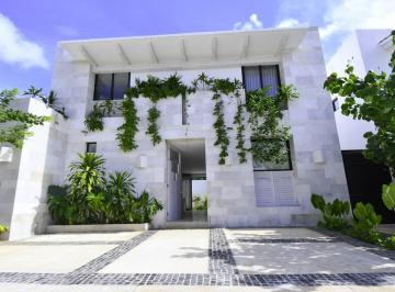 Casa · 345m² · 4 Recámaras · 2 Estacionamientos · Casa en Venta 4 Recamras en Residencial Los Santos Cancun Centro