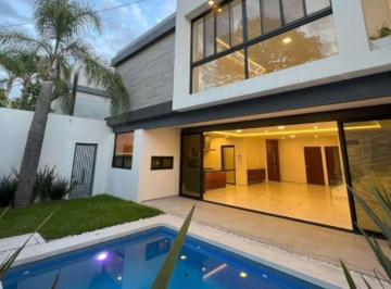Casa de 4 habitaciones, Cuernavaca · En Venta Casa Moderna con Alberca y Recamara con Baño en Planta Baja en La Zona Dorada de Cuernavaca