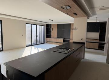 Casa · 341m² · 5 Recámaras · 3 Estacionamientos · Casa en Venta en Juriquilla