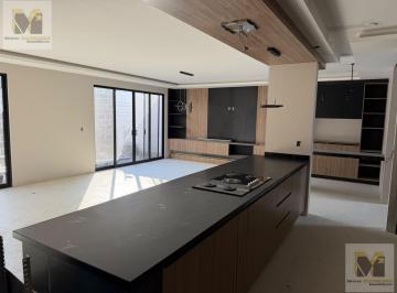 Casa · 341m² · 5 Recámaras · 3 Estacionamientos · Casa en Venta en Juriquilla