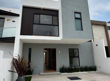 Casa de 3 habitaciones, Corregidora · Casa en Venta con Doblealtura y Recámara en Pb