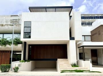 Casa · 431m² · 4 Recámaras · 4 Estacionamientos · Se Vende Casa en Puerto Cancún La Laguna 1