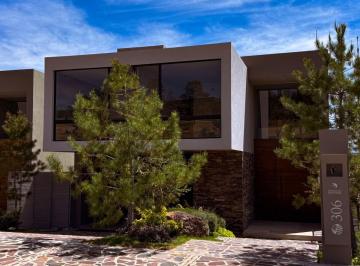 Casa de 4 habitaciones, León · Residencia Modelo Amur en El Fraccionamiento Exclusivo El Bosque Country Club Al Norte de La Ciudad