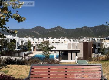 Casa · 300m² · 3 Recámaras · 2 Estacionamientos · Casa en Renta en Residencial Montellan, Monterrey, Nuevo León.