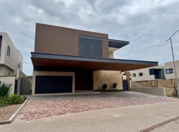 Fachada libre de columnas, amplio estacionamiento · Espectacular Residencia en Altozano