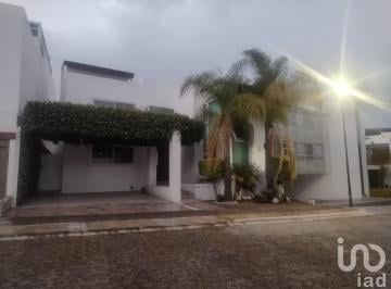 Casa · 320m² · 4 Recámaras · 3 Estacionamientos · Venta de Casa en La Isla 1 Lomas de Angelopolis