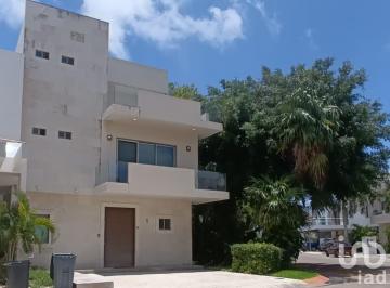 Casa · 180m² · 3 Recámaras · 3 Estacionamientos · Casa en Renta Amueblada Residencial en Huayacan, Cancún, Q. Roo