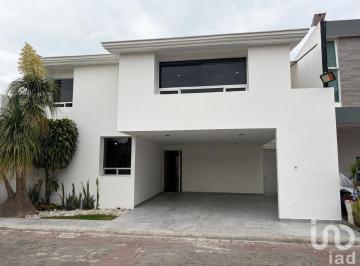 Casa · 350m² · 4 Recámaras · 2 Estacionamientos · A La Venta Hermosa Residencia a Unos Pasos de Plaza Explanada