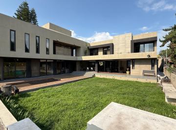 Casa · 840m² · 4 Recámaras · 9 Estacionamientos · Venta Casas Queretaro Juriquilla Villas del Meson con Hermosa Vista