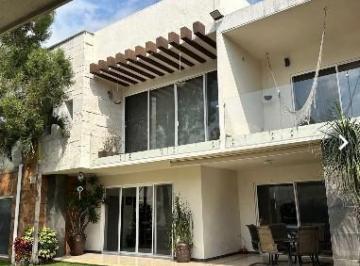 Casa · 450m² · 4 Recámaras · 2 Estacionamientos · Venta de Casa en Zona Norte de Cuernavaca