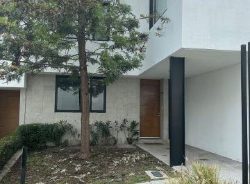 c8ccc9b9ff88444bc4b27231d3f49c48ba5c7cb2a8f446f1548e973be57c4250 · Casa con Cuarto de Servicio y Amplio Jardin (Precio Negociable)