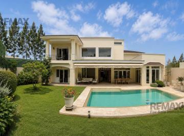 Casa · 462m² · 4 Recámaras · 2 Estacionamientos · Residencia de Lujo con Recámara Principal en Planta Baja, El Mascareño, Cuernavaca. Clave 6275