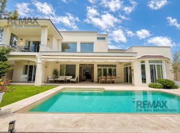 Casa · 462m² · 4 Recámaras · 2 Estacionamientos · Residencia de Lujo con Recámara Principal en Planta Baja, El Mascareño, Cuernavaca. Clave 6275