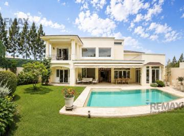 Casa · 462m² · 4 Recámaras · 2 Estacionamientos · Residencia de Lujo con Recámara Principal en Planta Baja, El Mascareño, Cuernavaca. Clave 6275