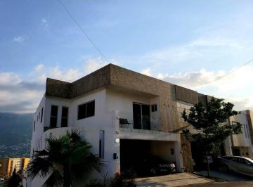 Fachada · Casa Espaciosa con Hermosa Vista