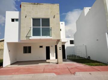 1 · Renta de Casa en Condominio en Lombardía, Irapuato con Jardín y Piscina