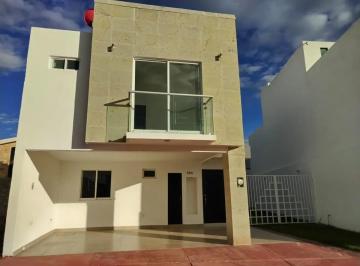 1 · Renta de Casa en Condominio en Lombardía, Irapuato con Jardín y Piscina