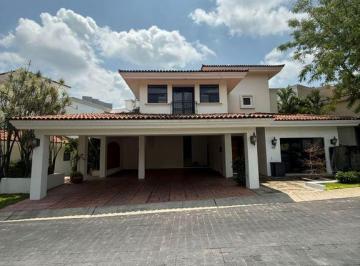 Casa en condominio · 700m² · 3 Recámaras · 6 Estacionamientos · Casa en Renta en Colinas de San Javier, Coto Las Garzas, Zapopan