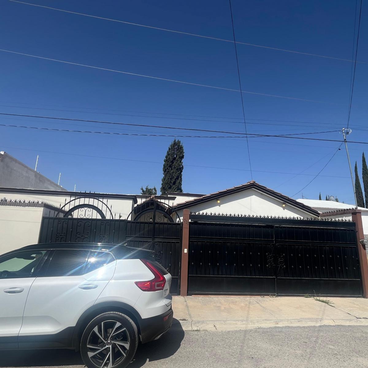 Casa en Renta un Piso con 3 Recamaras Cada Una con Su Baño y un Estudio Cerrado o 4a Recamara