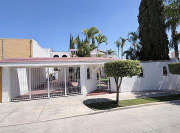 Casa de 7 habitaciones, Zapopan · Casa en Venta con Recamara Planta Baja en Primera Sección Bugambilias
