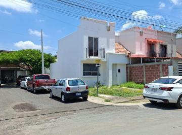 Casa de 3 habitaciones, Irapuato · Casa en Irapuato 3 Rec,1 + 1/2baño, en Esquina.