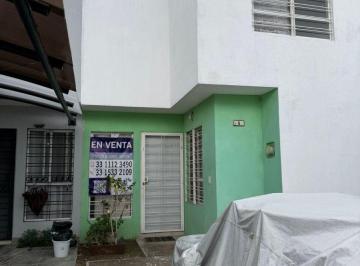 Casa de 3 habitaciones, Zapopan · Amplia Casa en Venta con Recámara en Planta Baja en Parques Tesistán