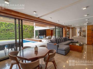 Casa · 580m² · 4 Recámaras · 4 Estacionamientos · Casa en Venta en El Campanario, 4 Recámaras, Estudio y Alberca.