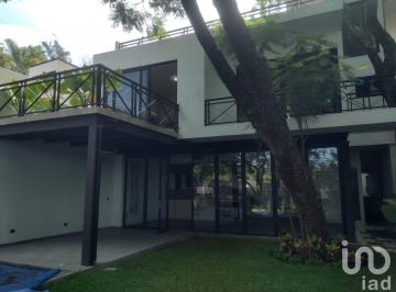 Casa · 120m² · 3 Recámaras · 2 Estacionamientos · Venta de Casa en Fraccionamiento Cerrado