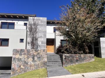 Casa · 480m² · 4 Recámaras · 4 Estacionamientos · Casa en Renta en Club de Golf Los Encinos