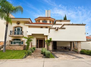 Casa de 3 habitaciones, Zapopan · Casa en Venta en Puerta de Hierro