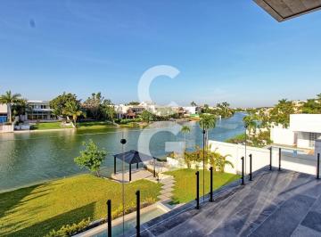 Casa · 620m² · 5 Recámaras · 6 Estacionamientos · Casa en Venta en Cancun en Residencial Lagos El Sol con Pérgola a Pie de Lago