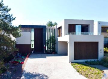 Casa de 3 habitaciones, León · Casa en Venta en El Bosque Country Club, Da a Campo de Golf y con Alberca