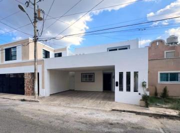 Casa · 245m² · 5 Recámaras · Casa con Excelente Ubicación 5 Recamaras, Alberca (Dentro de La Ciudad)