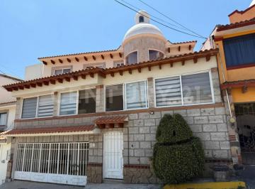 Casa en condominio · 356m² · 5 Recámaras · 2 Estacionamientos · Amplia Residencia con Jardín y Alberca Dentro de Fraccionamiento en Cuenavaca