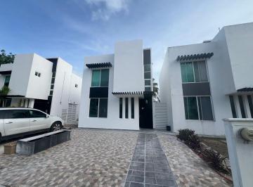 Casa · 70m² · 1 Recámara · 1 Estacionamiento · Casa en Renta Amueblada Cancún 3 Recamaras Alberca Seguridad