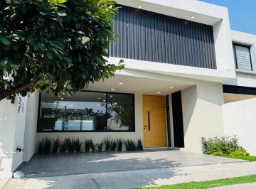 Casa de 3 habitaciones, León · Casa en Venta en Residencial Punta del Este con 3 Recamaras, 3 Baños y 2 Estacionamientos