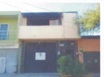 Casa uso de suelo de 4 habitaciones, Guadalajara · Casa en Venta con Uso de Suelo Comercial en La Calle Fresno