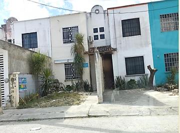 Casa de 2 habitaciones, Cancún · Casa en 2 Niveles de 82 M²superficie de Terreno con 2 Recámaras en Venta en Supermanzana 218