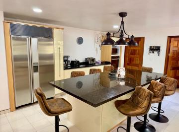 Casa · 400m² · 3 Recámaras · 6 Estacionamientos · Casa en Venta en Club de Golf Los Encinos