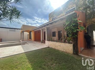 Casa · 278m² · 3 Recámaras · 2 Estacionamientos · Casa en Venta en Montebello Mérida, Aplio Terreno, Piscina, Terraza y Recámara en Planta Baja