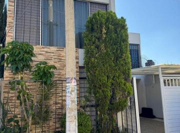 Casa de 6 habitaciones, Morelia · Casa en Venta en Fracc. Tres Puentes con 6 Recámaras