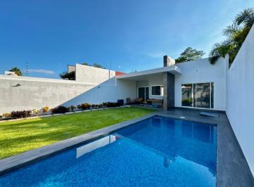 Casa · 180m² · 3 Recámaras · 2 Estacionamientos · Casa de un Nivel con Alberca y Jardin en Fraccionamiento Brisas de Cuernavaca