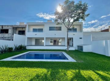 Casa · 430m² · 5 Recámaras · 3 Estacionamientos · Casa con 5 Recamaras, Alberca y Jardin en Fracc Burgos Bugambilias